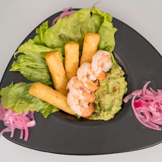 Camarones con yuca y guacamole